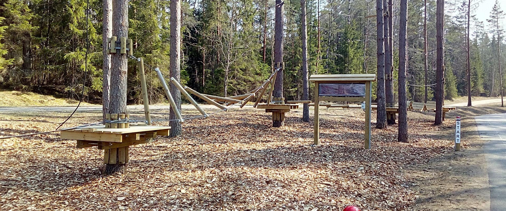 Niedriger Abenteuerpark in Kõrvemaa