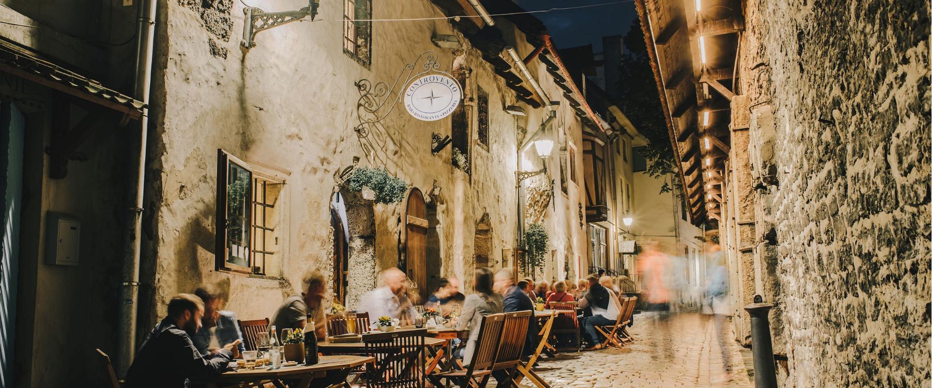 Keskiaikaisen latinalaisen korttelin sydämessä, Katariina käikin käsityömestarien työpajojen välissä sijaitsee Tallinnan vanhin italialainen ravintola