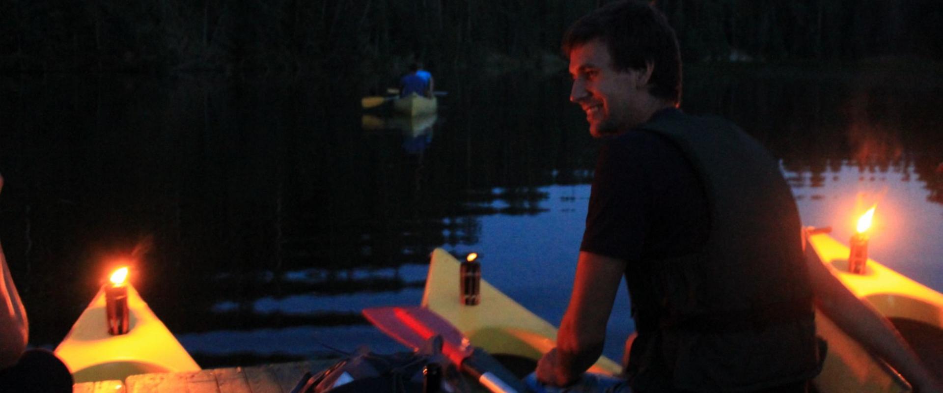 Romantisks lāpu brauciens ar kanoe plostu Taevaskojā