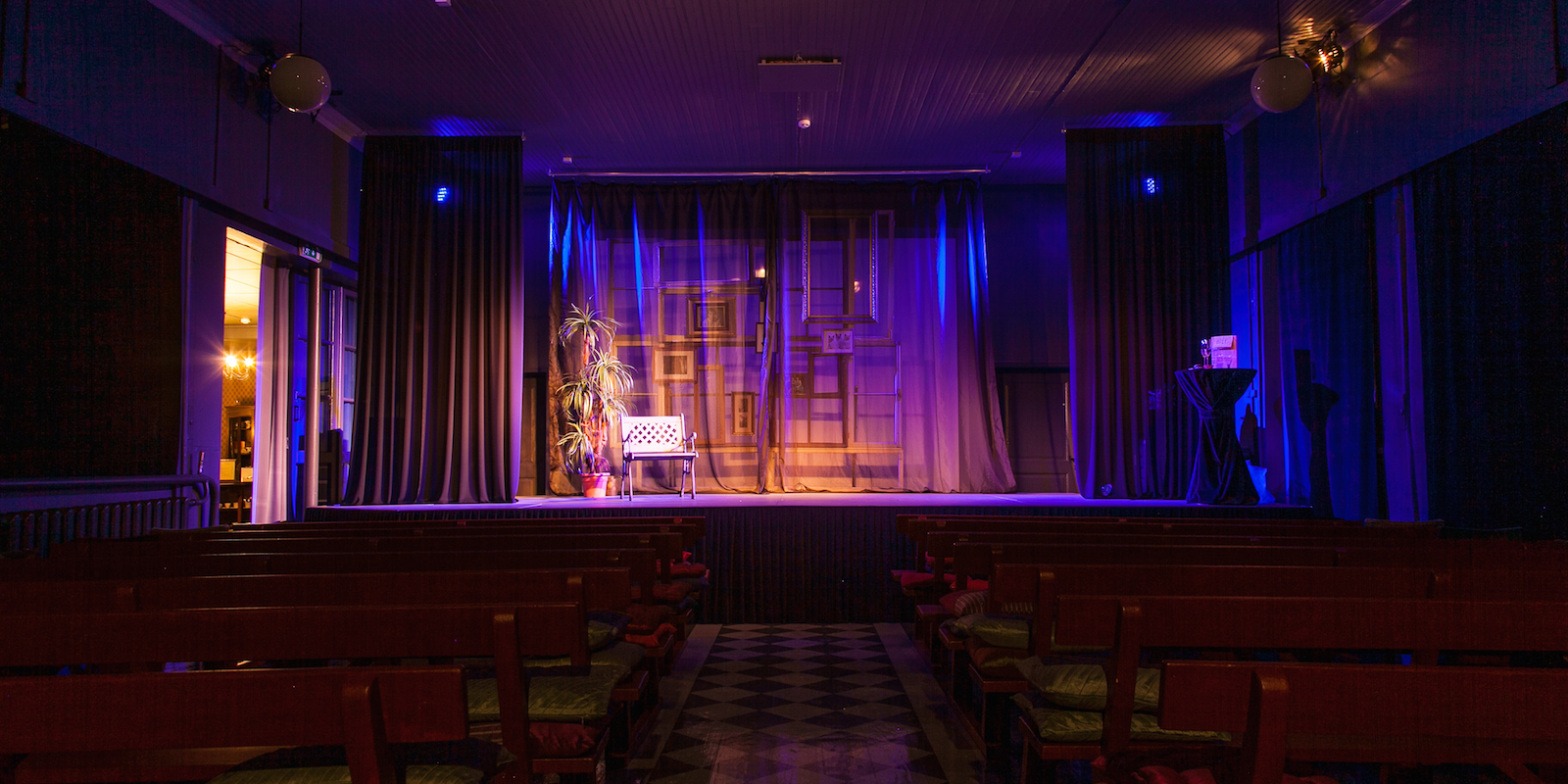 Karlova Teatri saal ja lava
