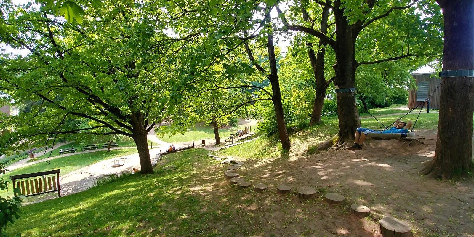 Puude vahel asuv Tartu loodusmaja pargi mänguväljak