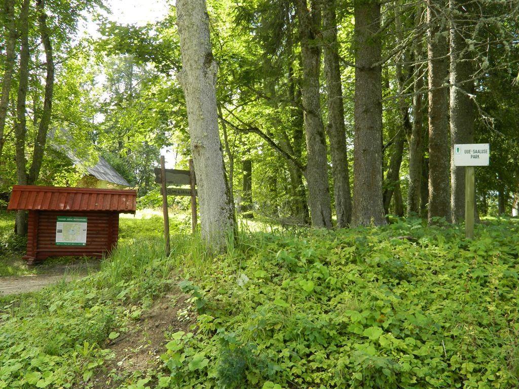 Hiking trail around Lake Kavadi