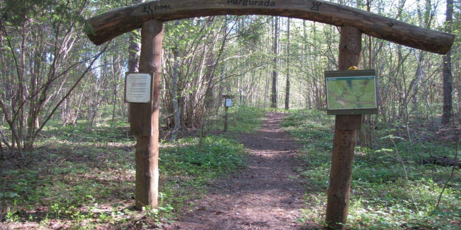 The hiking trail, which is suitable for a pleasant walk, starts on the other side of the road opposite the Voorepalu campfire site and runs along an e