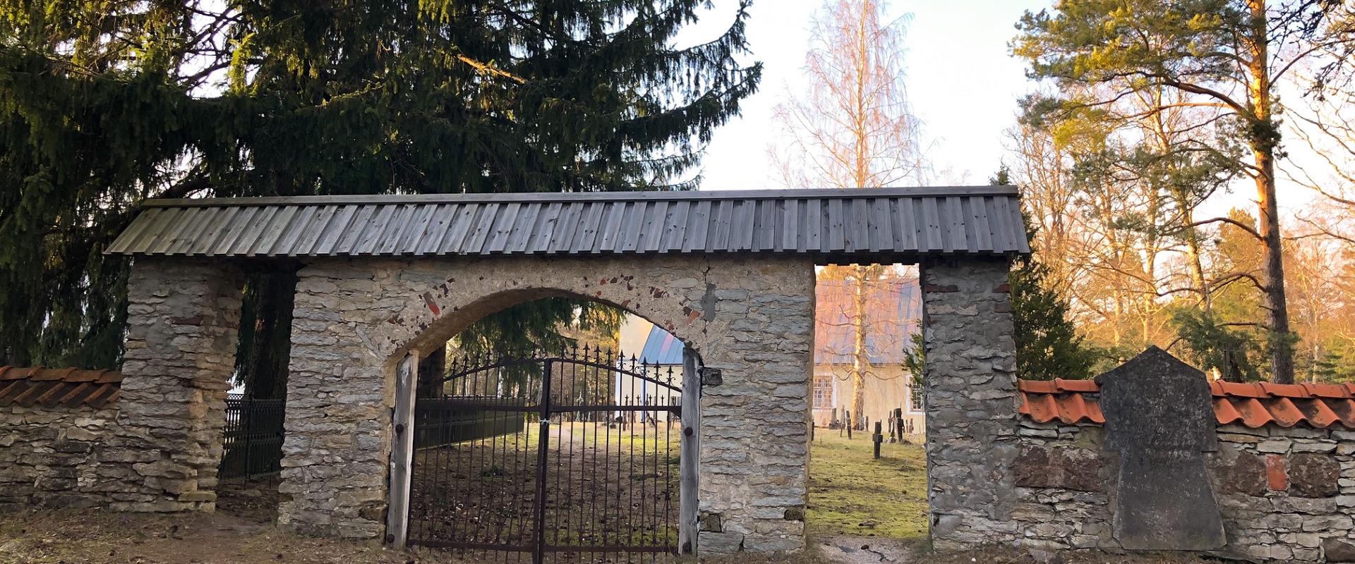 Die Kapelle und der Friedhof Rooslepa