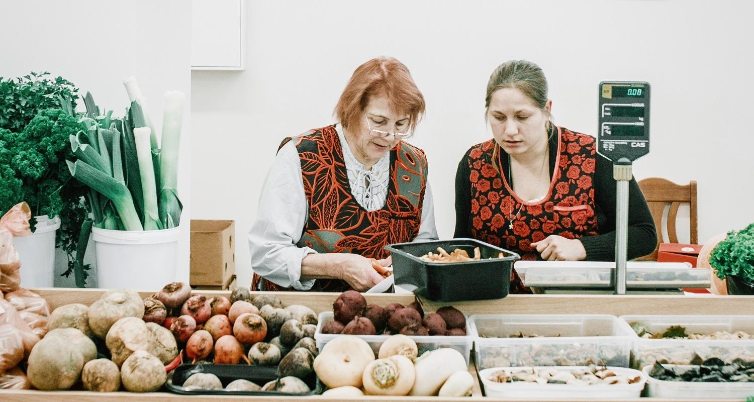 Markthalle in Tartu: Verkäuferinnen hinter der Gemüsetheke