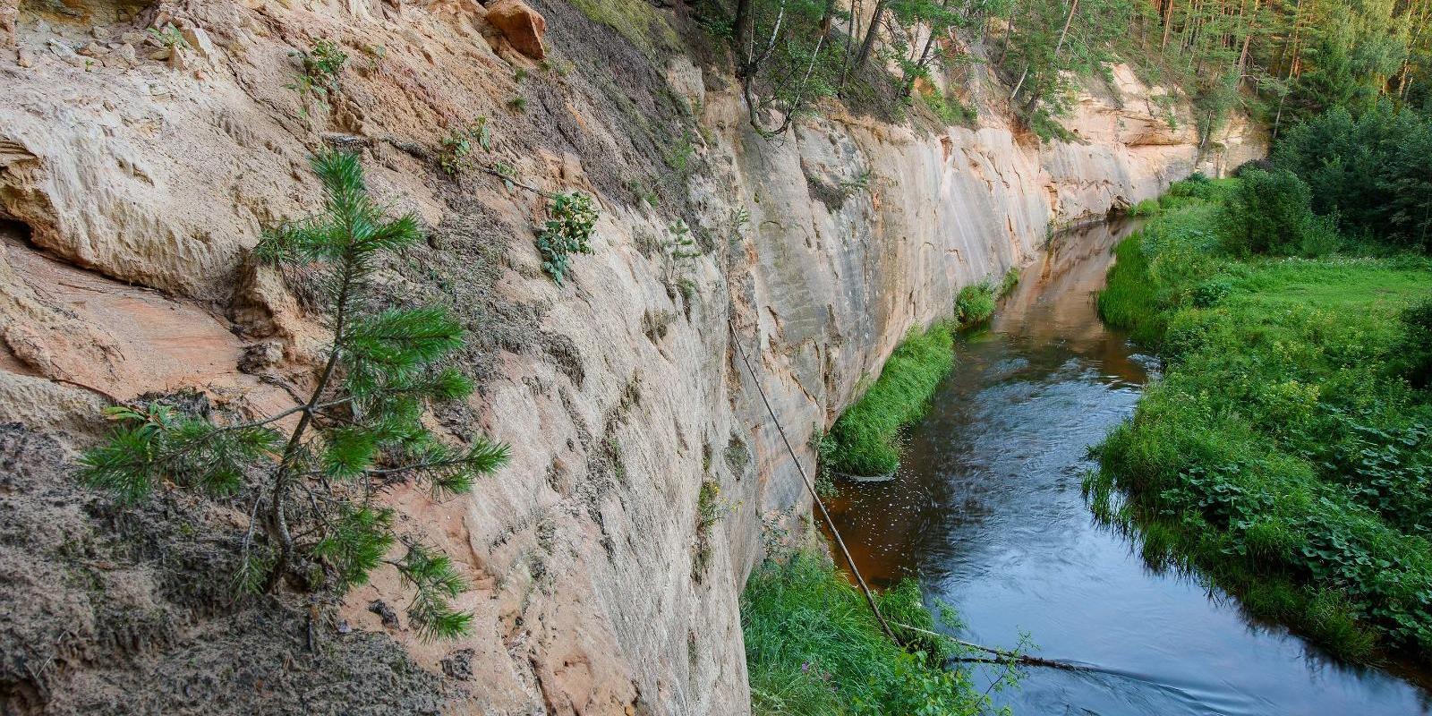 Die Härma-Mauern im Urstromtal des Flusses Piusa
