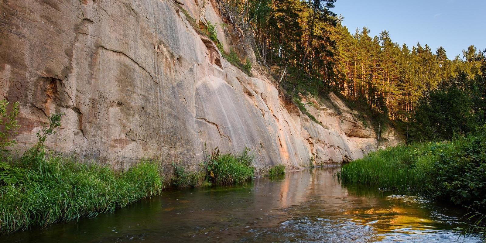 Die Härma-Mauern im Urstromtal des Flusses Piusa