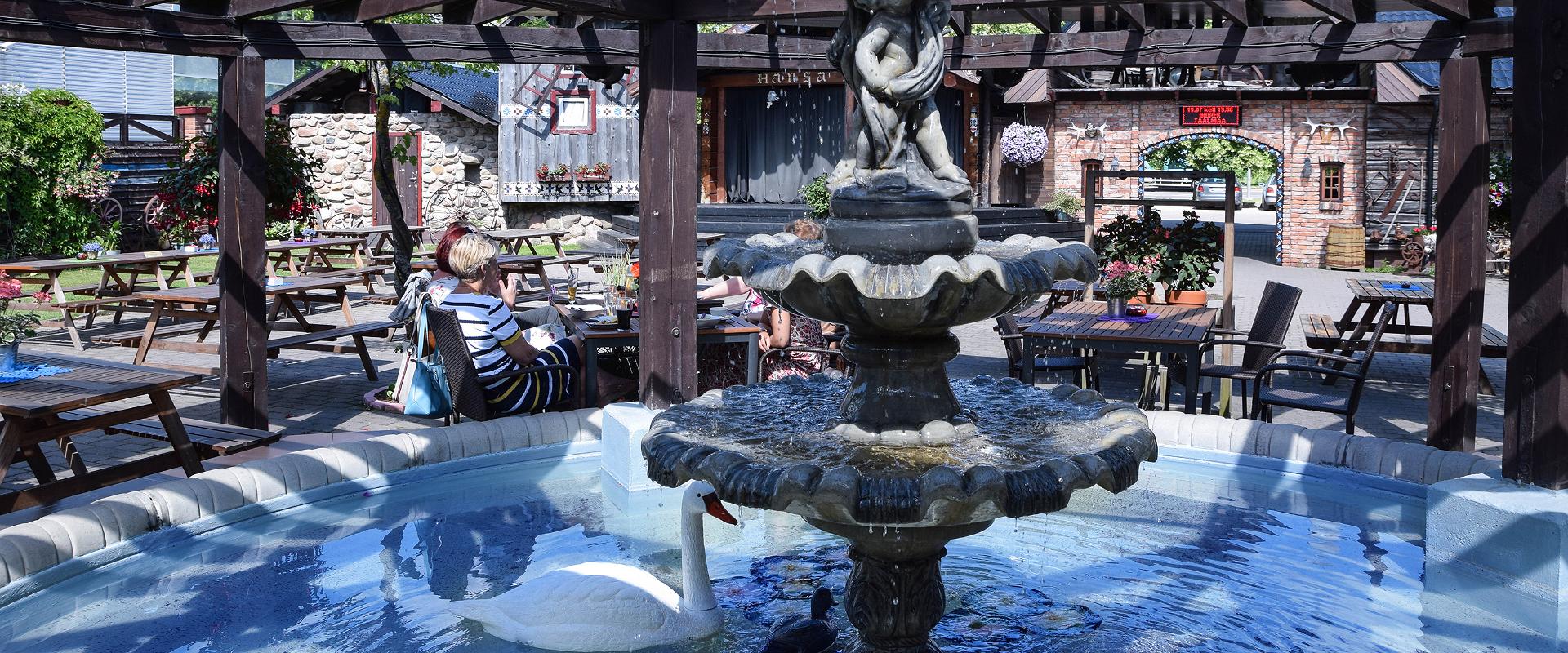 Hansatall tavern, courtyard with a fountain