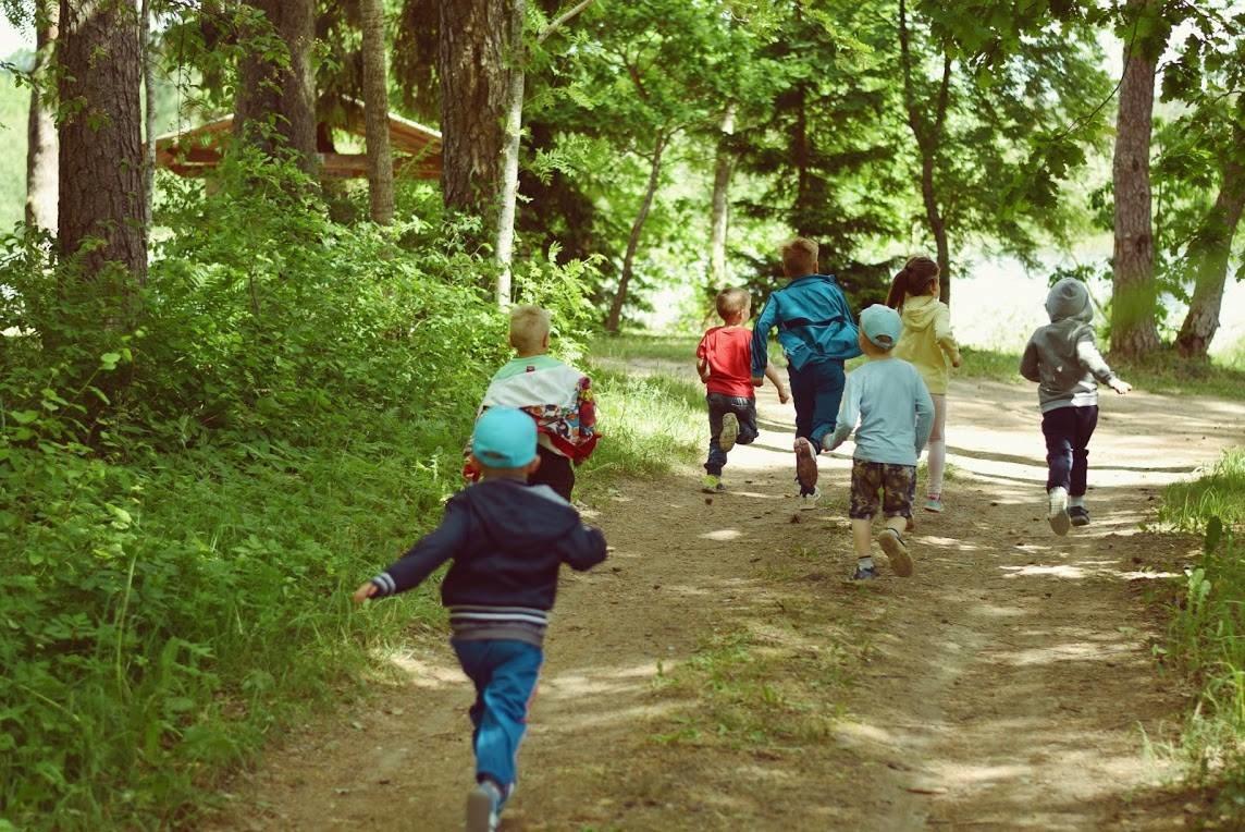 Children on the Pikksaar walkingtrail from Pangodi beach