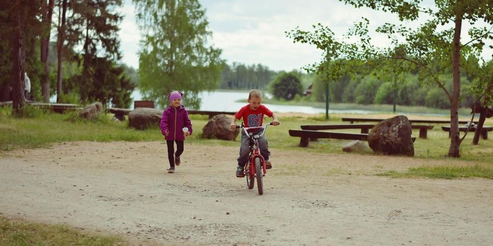 Lake Pangodi and lakeside camping area