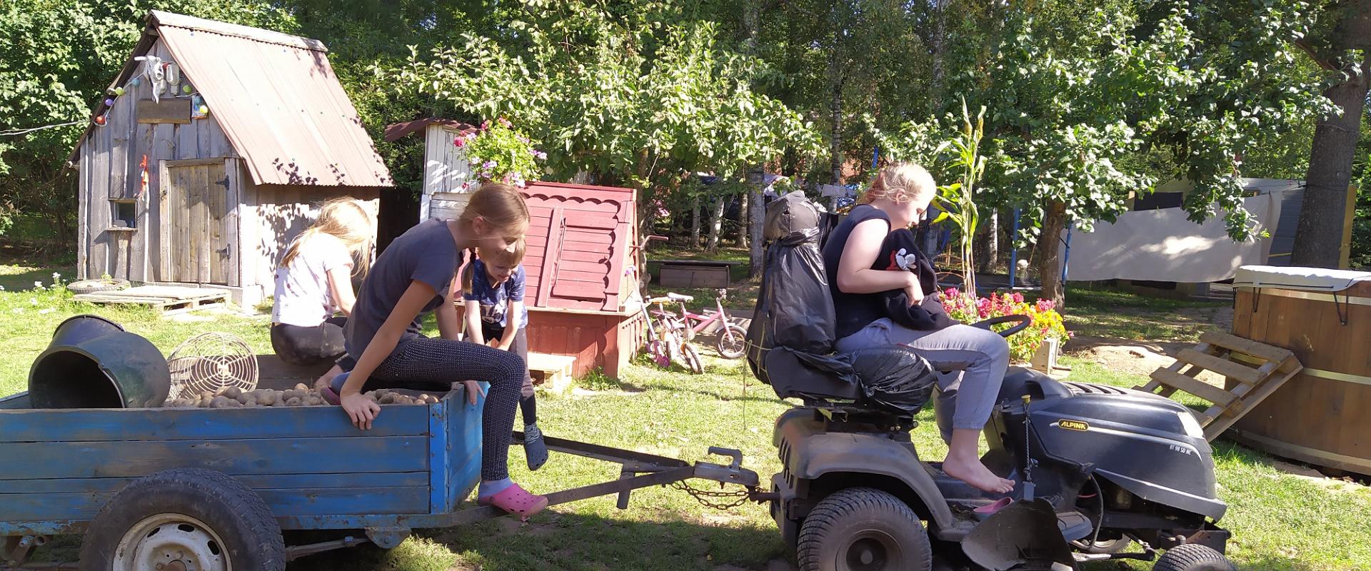 Metsakolli talu- kartulivõtu tiim