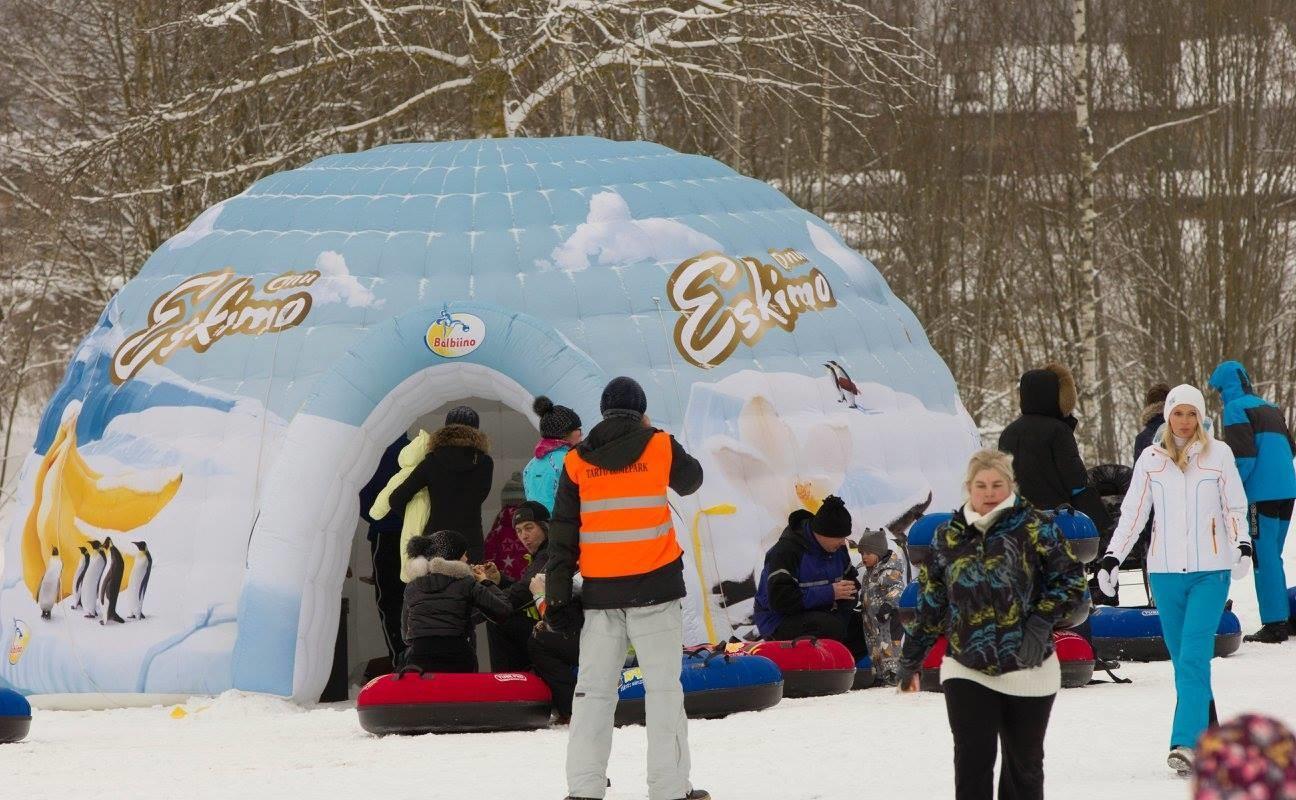 Schneepark Tartu, Menschen und ein Eskimo-Zelt