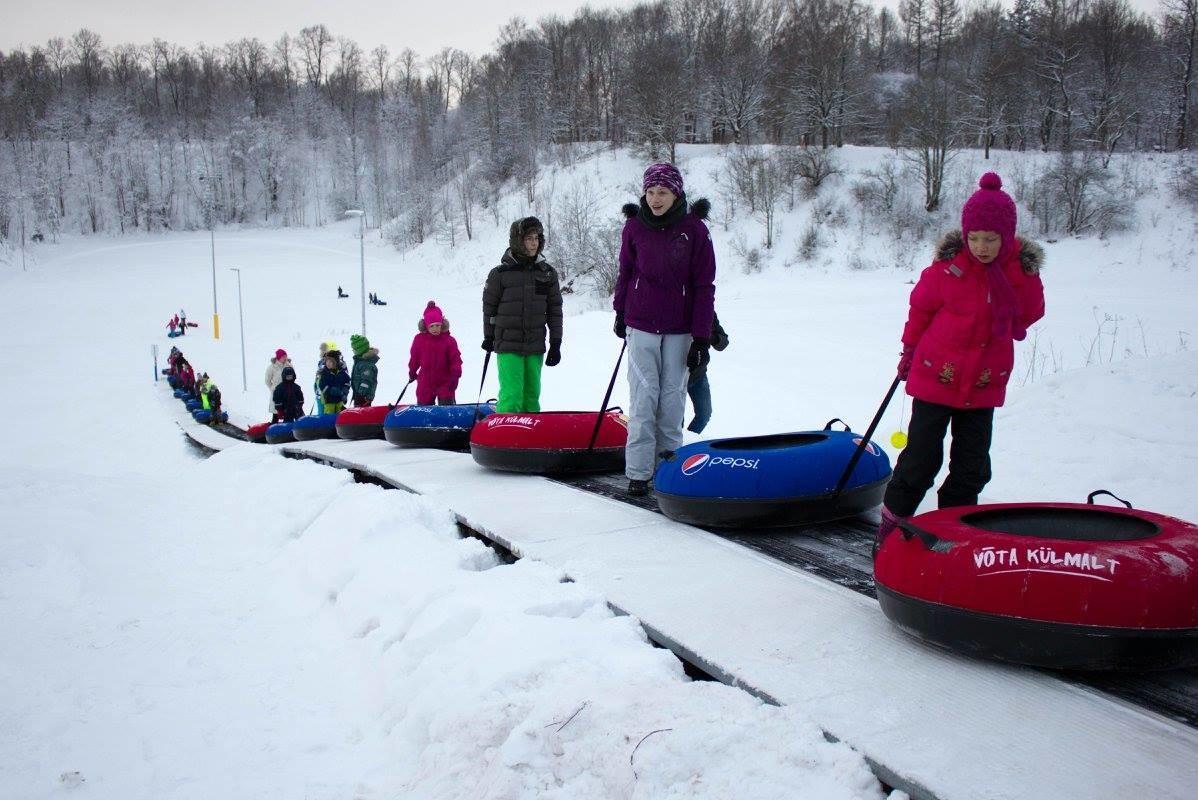 Schneepark Tartu, fröhliche Leute auf dem Snowtube