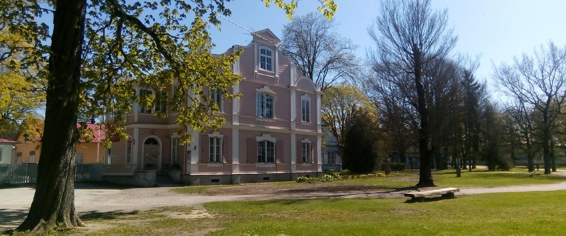 Guided Tour around Kadriorg Park