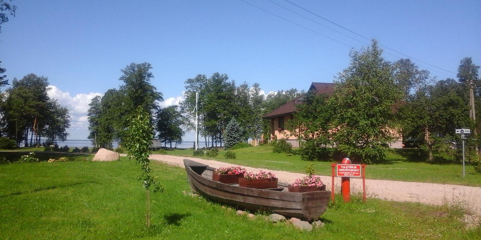 Gästewohnung Kiviranna Apartment, Außenansicht im sommerlichen Grün