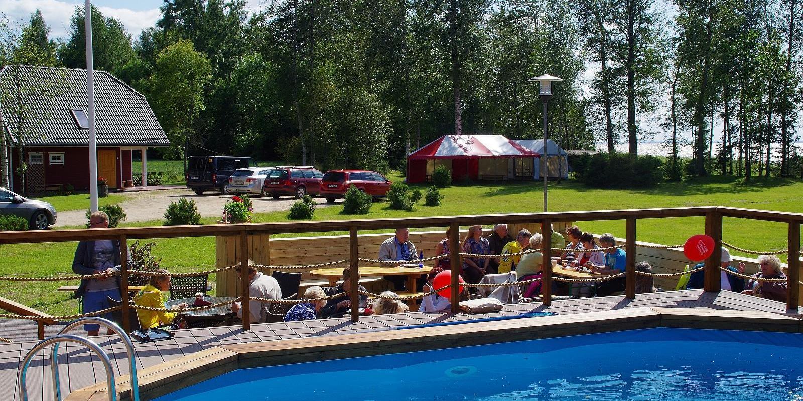 Gästewohnung Kiviranna Apartment, im Terrassencafé fühlen sich Gäste wohl und das Bassein.