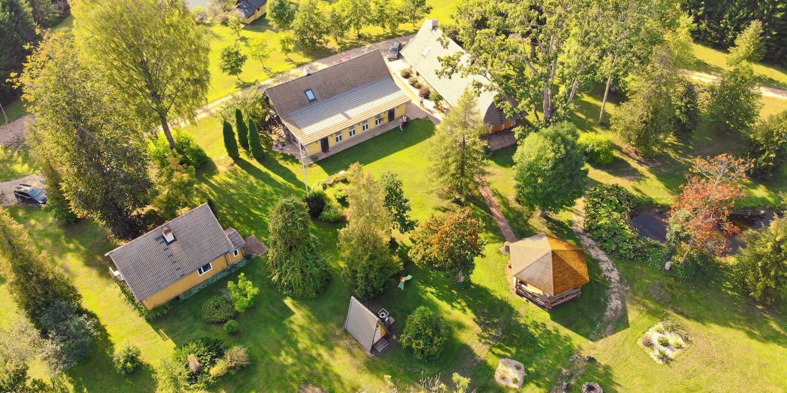 Viesu nams "Truu" atrodas gleznainā, privātā un klusā vietā mežu vidū, piedāvājot ideālu vidi atpūtai un pasākumu rīkošanai prom no pilsētas burzmas. 