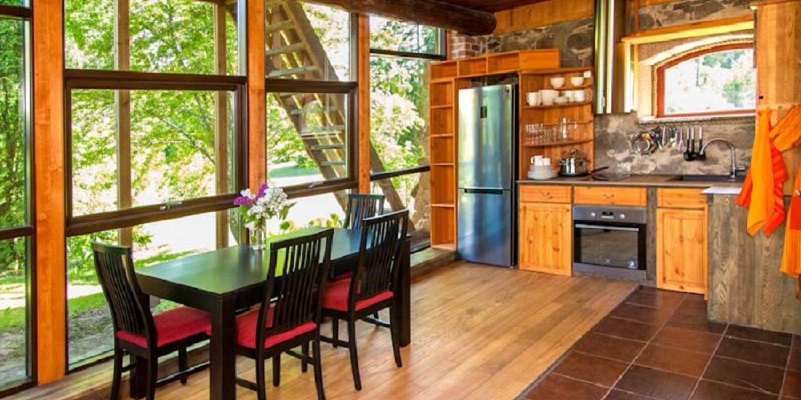 Viesu nams "Truu", atvērtā virtuve un ēdamzona ar skatu uz dabu