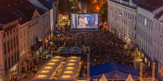 Das Tartuff in der Innenstadt von Tartu ist das größte Open-Air-Filmfestival im Baltikum, das den Rathausplatz von Tartu in einen einzigartigen Kinosa