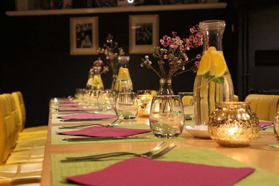 Restaurant Spargel und ein gedeckter Tisch warten auf Besucher