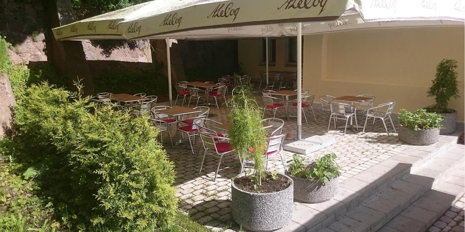 Restaurant Spargel and lush green outdoor terrace