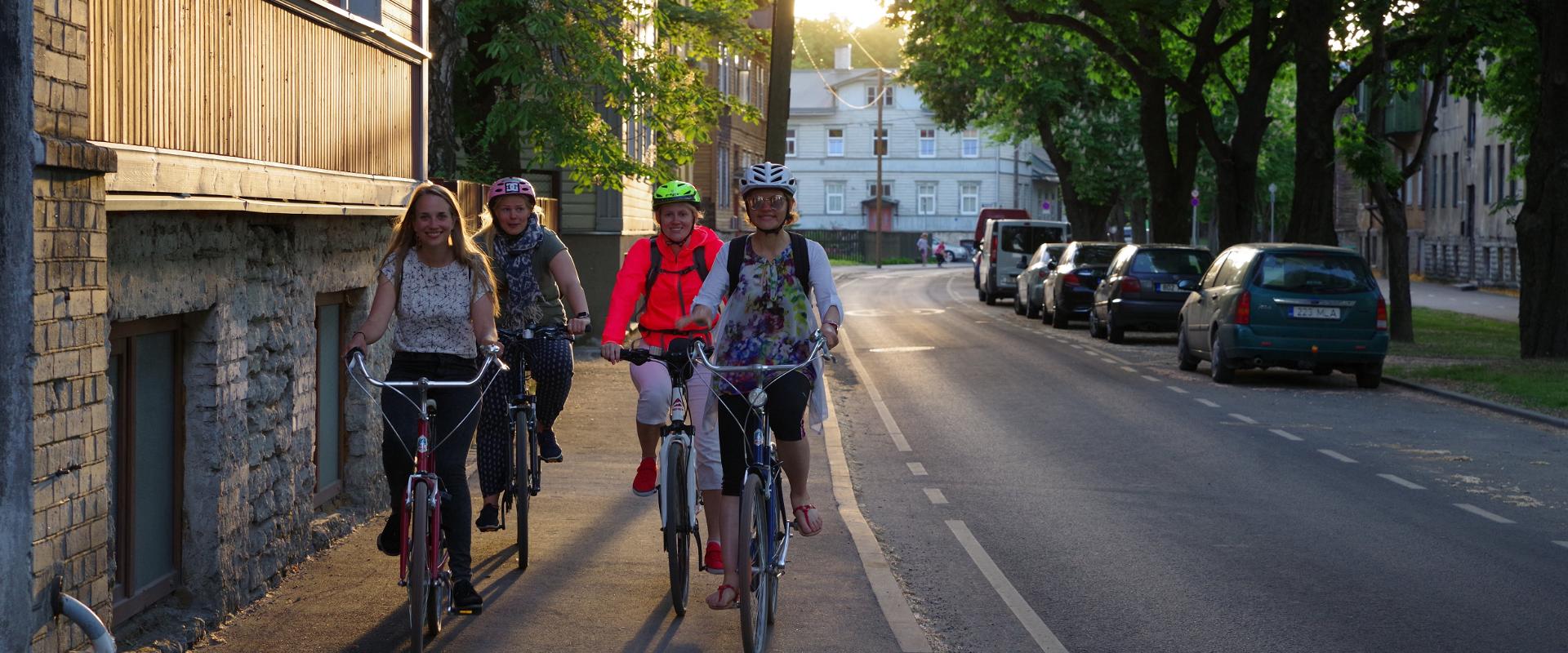 Mit dem Fahrrad auf den abendlichen Straßen von Tallinn