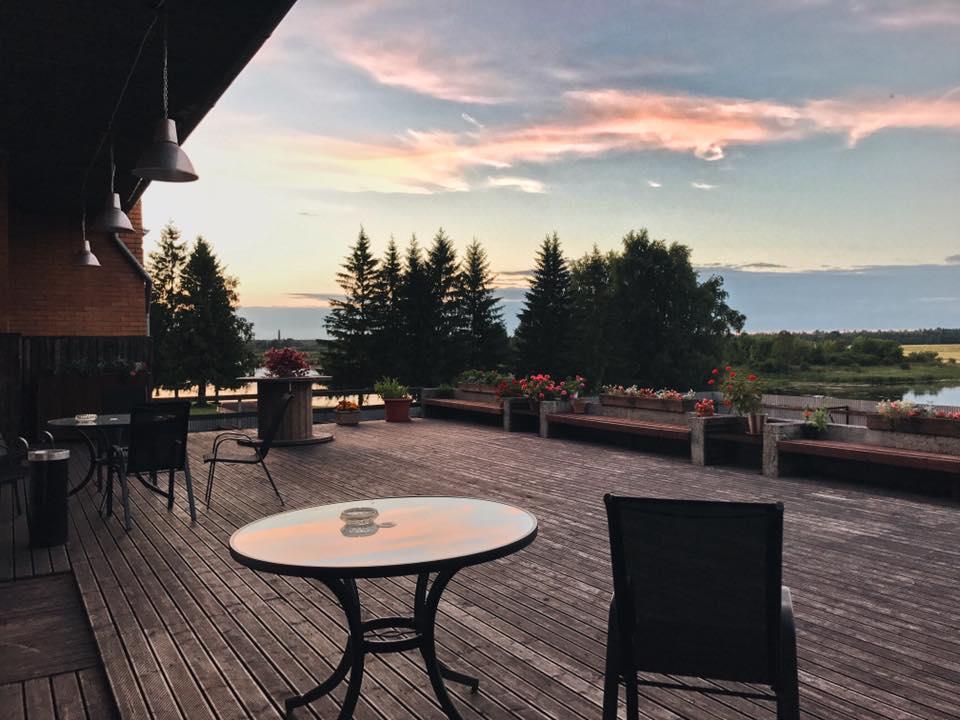 Ilmatsalu Motelli terrass Tartumaal õhtuse päikeseloojanguga.