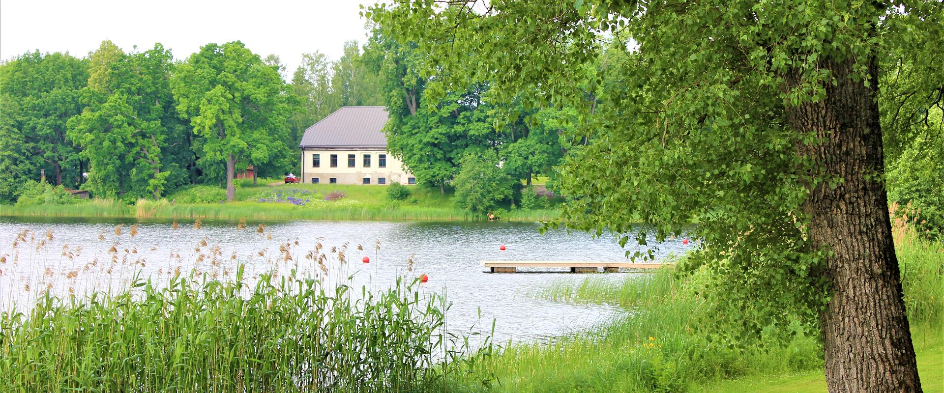 Vaade Miikaeli kiriku pastoraadile Räpina paisjärve rannast