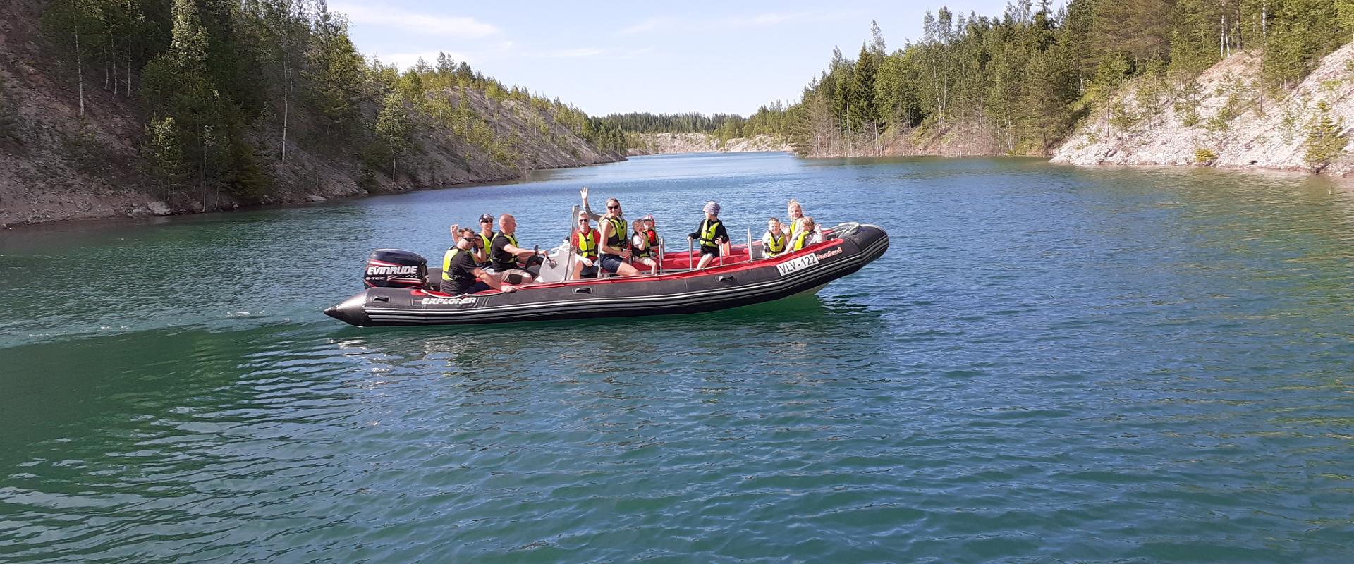 Erfahren Sie ein wirklich tolles Erlebnis, indem Sie an Kanu- oder Rafting-Boot-Ausflügen im einem von Wasser gefülltem Ölschiefertagebau oder auf dem