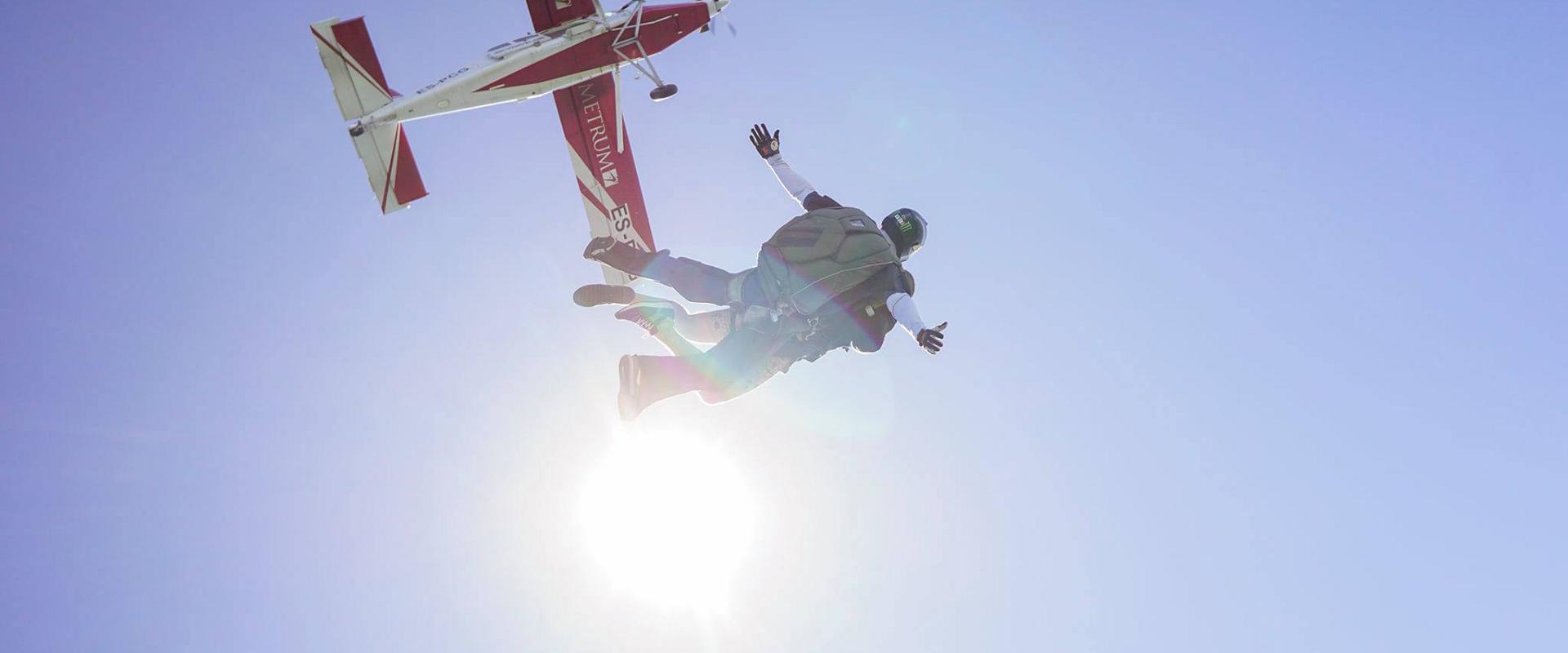 Tandem-Fallschrimspringen mit einem erfahrenen Instruktor auf dem Flugfeld von Rapla