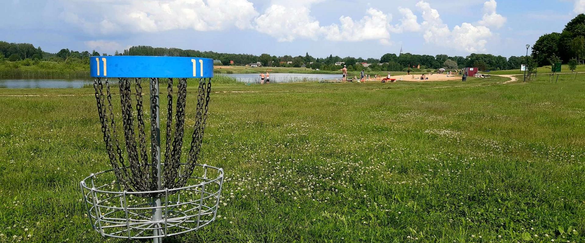 Nõo discgolfi pargi raja korv, mis asub supelranna lähedal