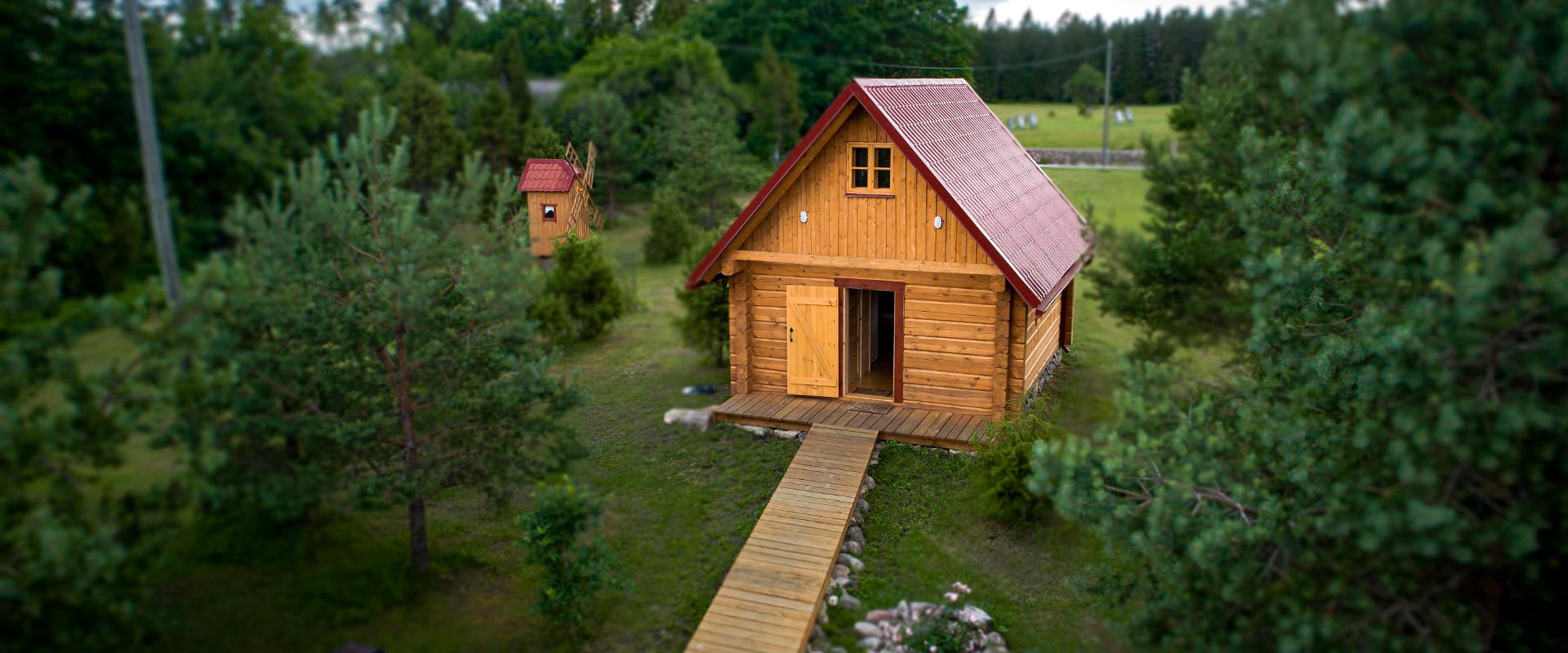 Hiieväljan saunat: savusauna, tynnyrisauna ja löylysauna.