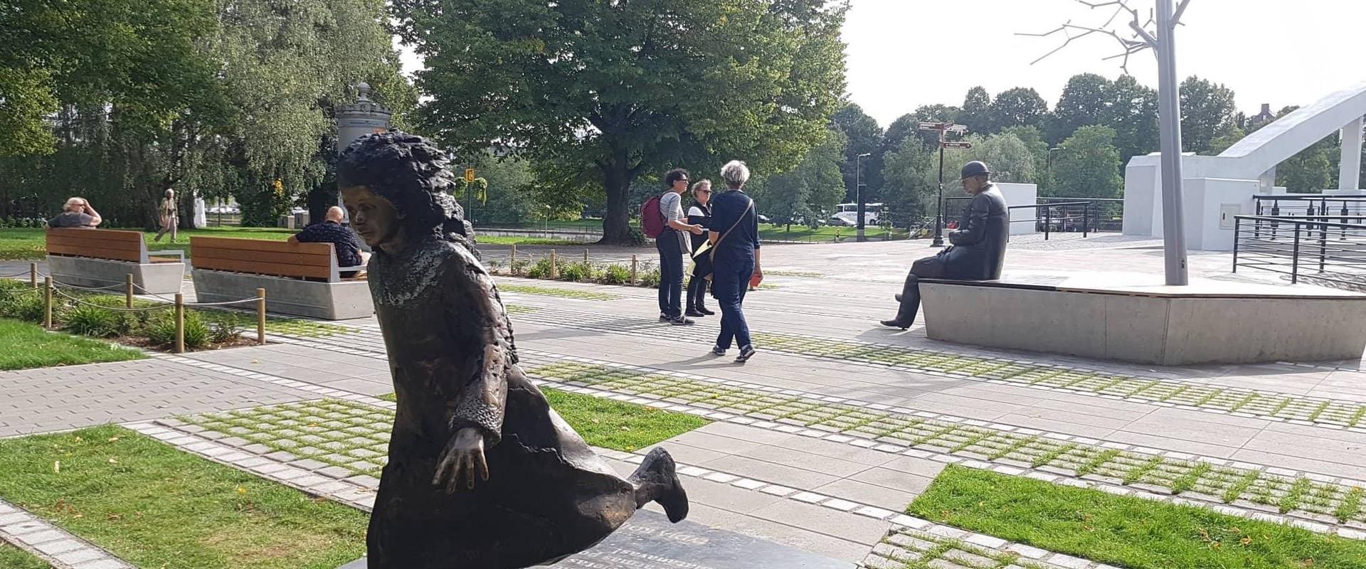 Lydia Koidula and Johann Voldemar Jannsen Memorial Square