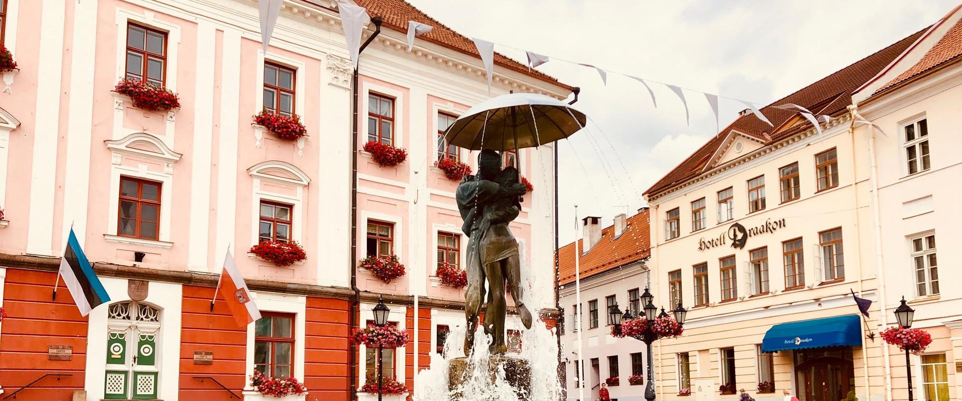 'The Kissing Students' sculpture and fountain