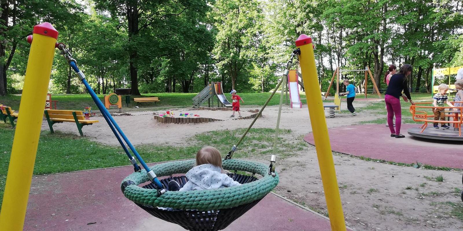 Domkalna parkā ir rotaļu laukums un sporta laukumi