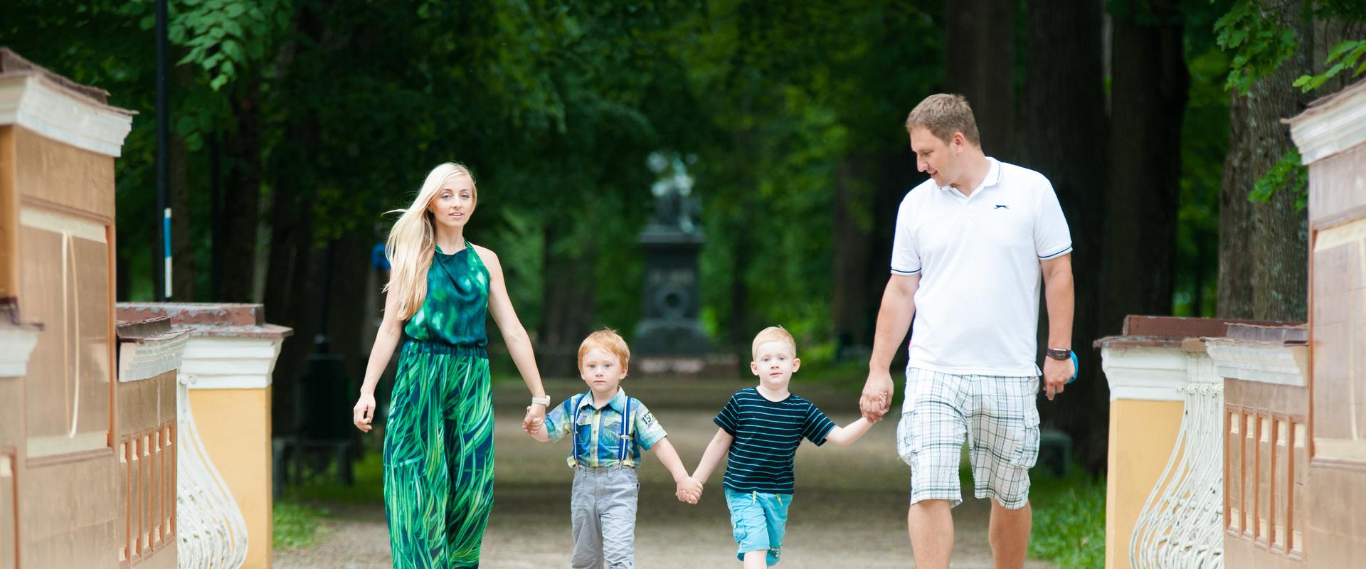 Toomemäen puisto ja perhe kävelemässä Enkelinsillalla