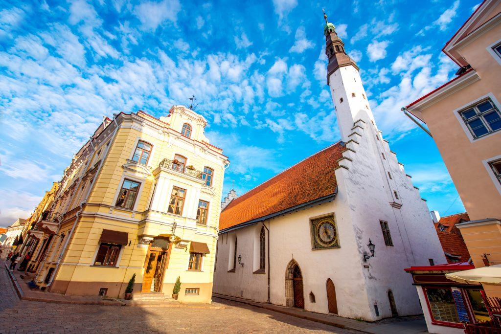 Tallinn Private Old Town Walking Tour & Round-Trip Transfer