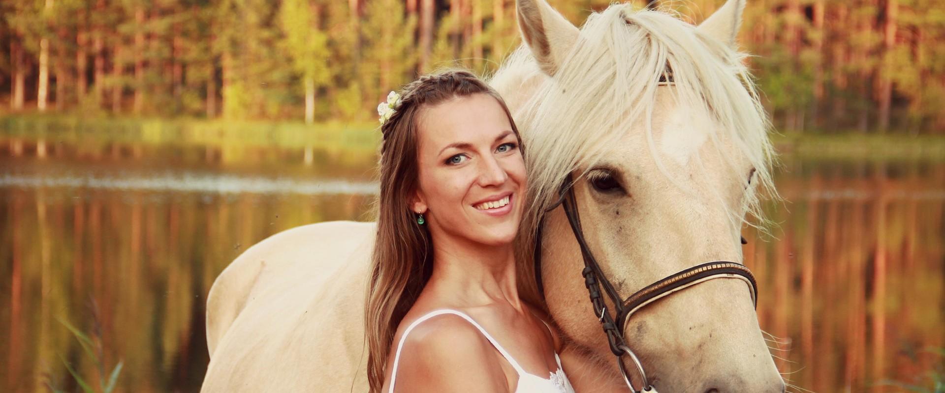 Horseback riding at the Club on Six Feet