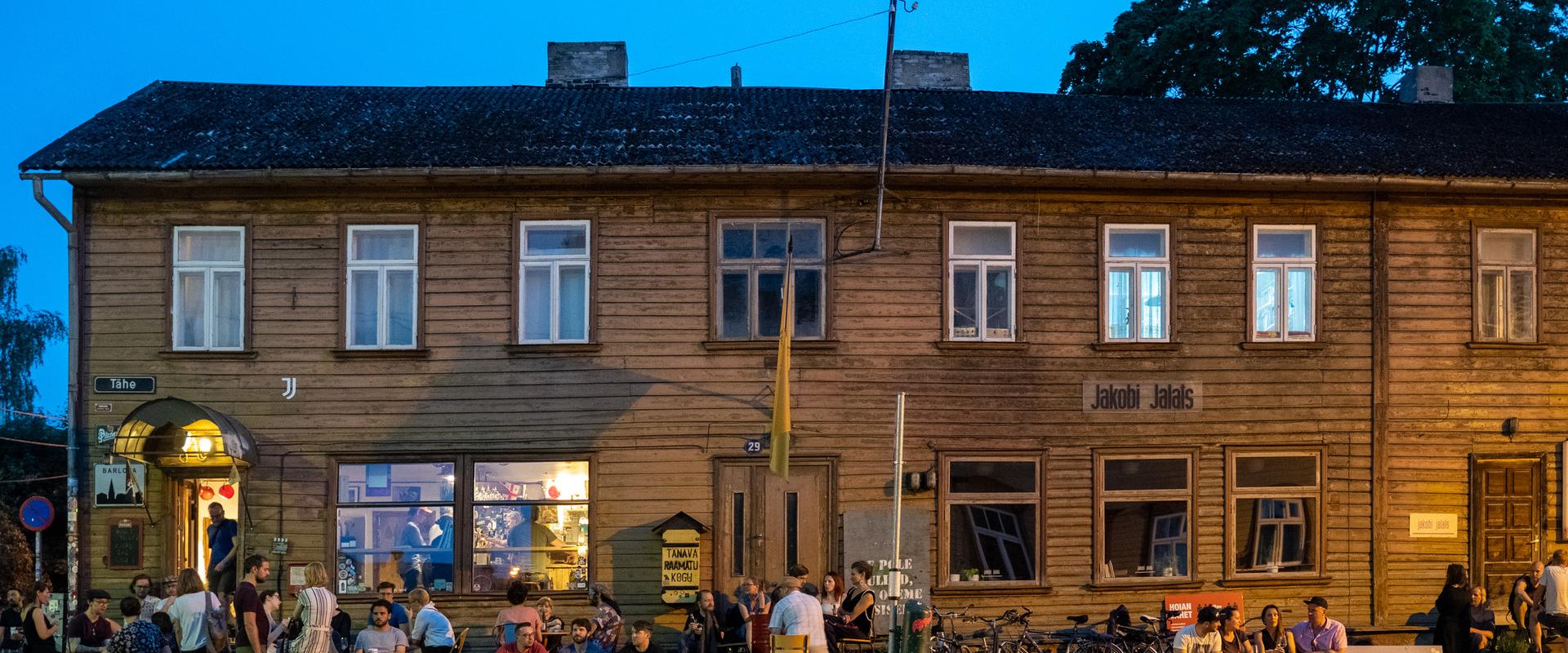 People enjoying a summer evening in front of Barlova Bar