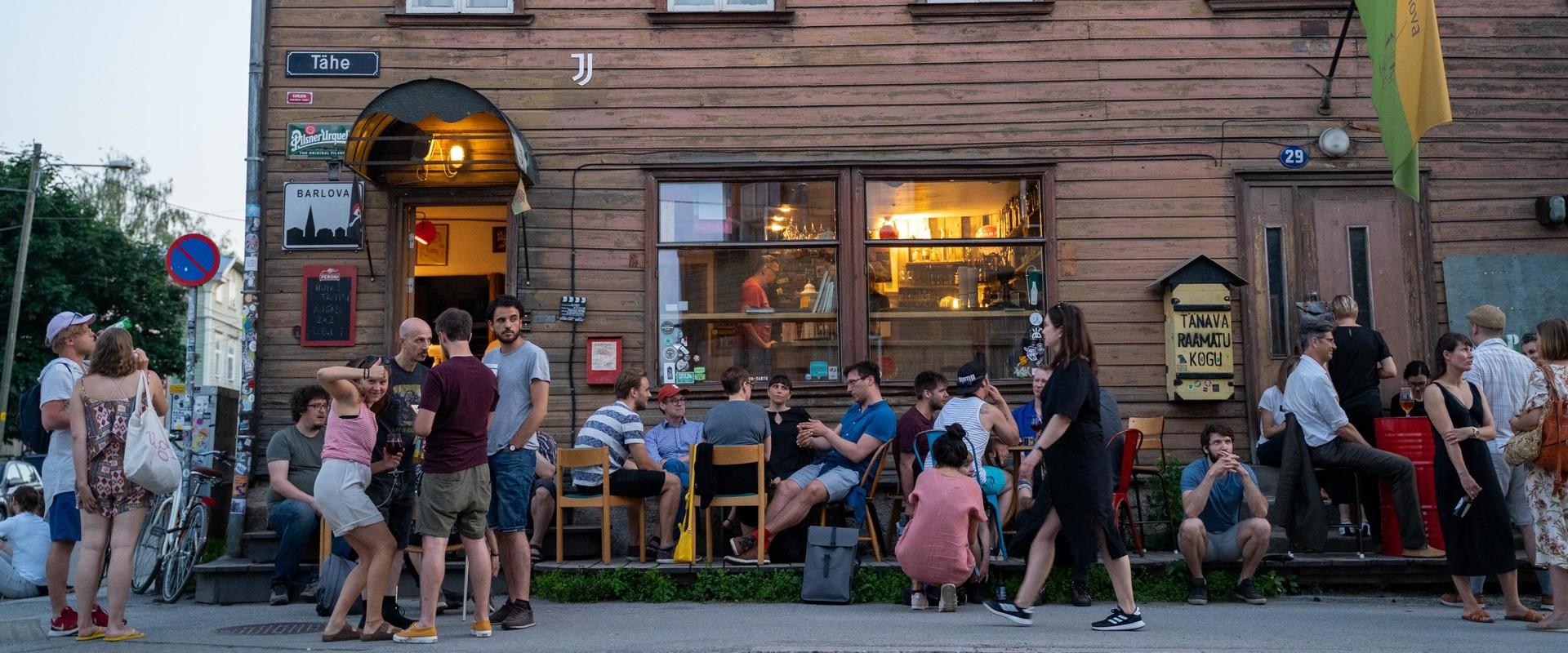 People enjoying a summer evening in front of Barlova Bar