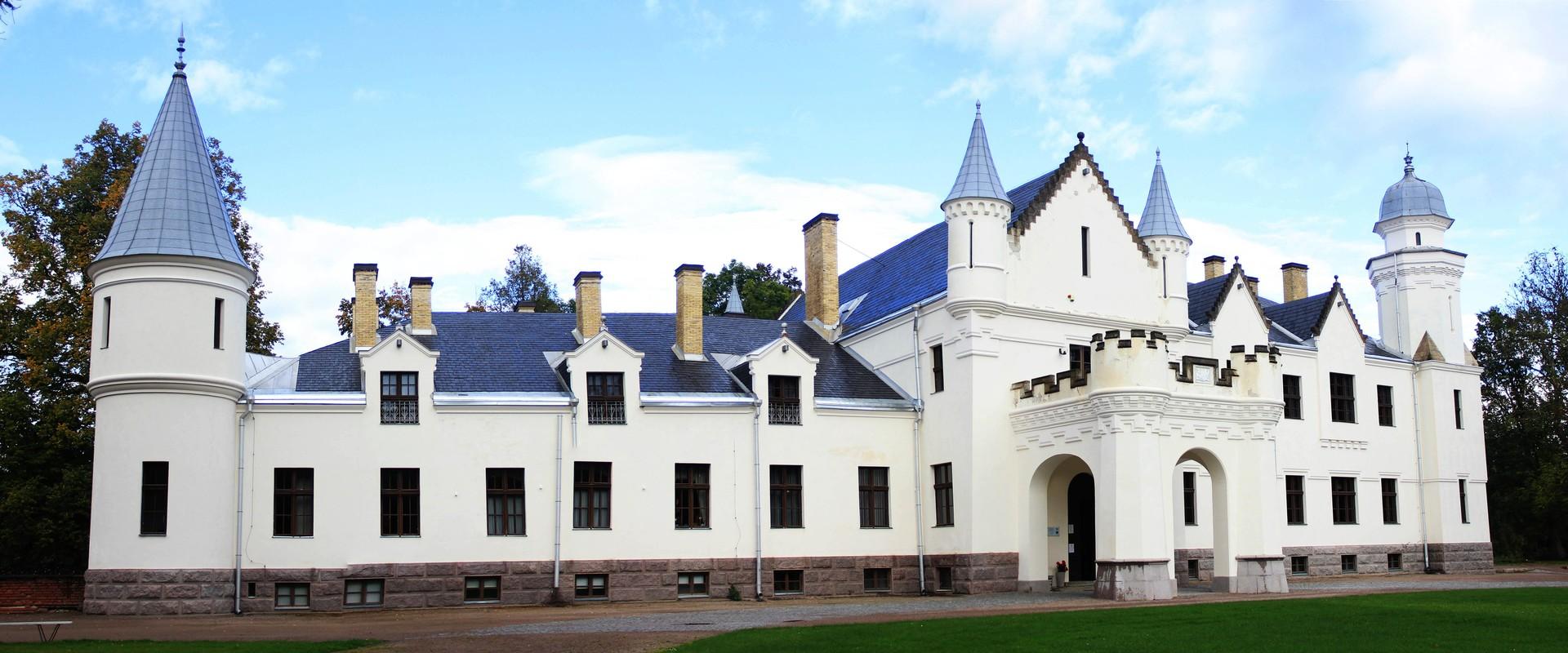 Veeda öö muinasjutulossis! Alatskivi lossi teisel korrusel on neli tuba, mis pakuvad majutusvõimalust kokku kaheksale külalisele. Igas toas on tualett