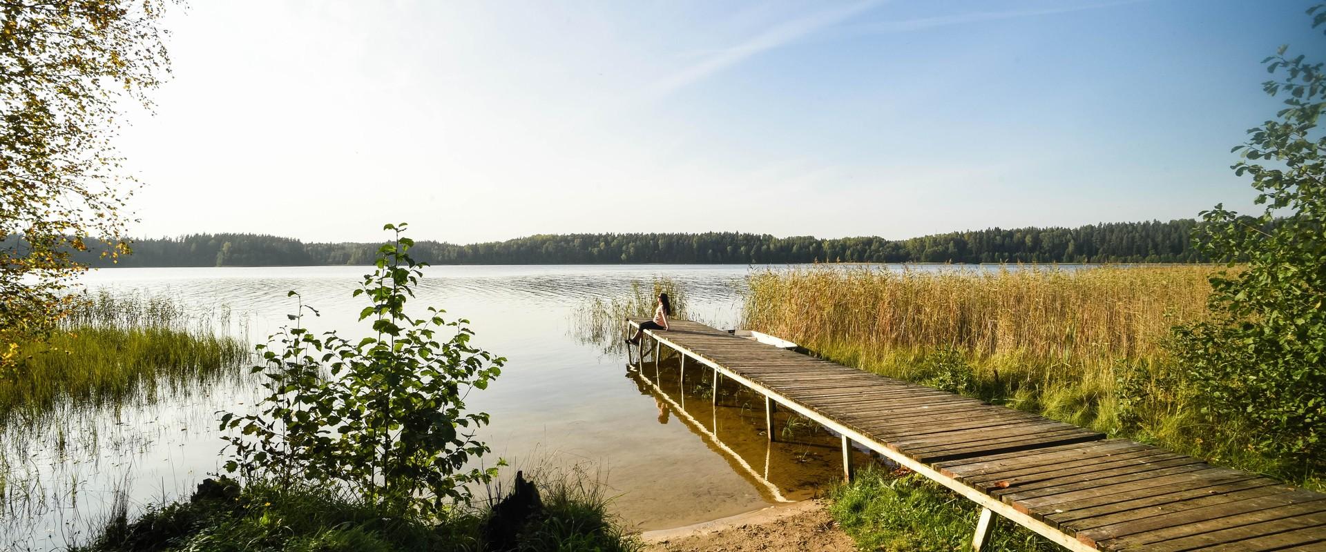 Rada saab alguse Karula rahvuspargi suurima järve, 176 ha suuruse veepeegliga Ähijärve äärest. Ähijärve teerada tutvustab piirkonna loodust ja ajalugu