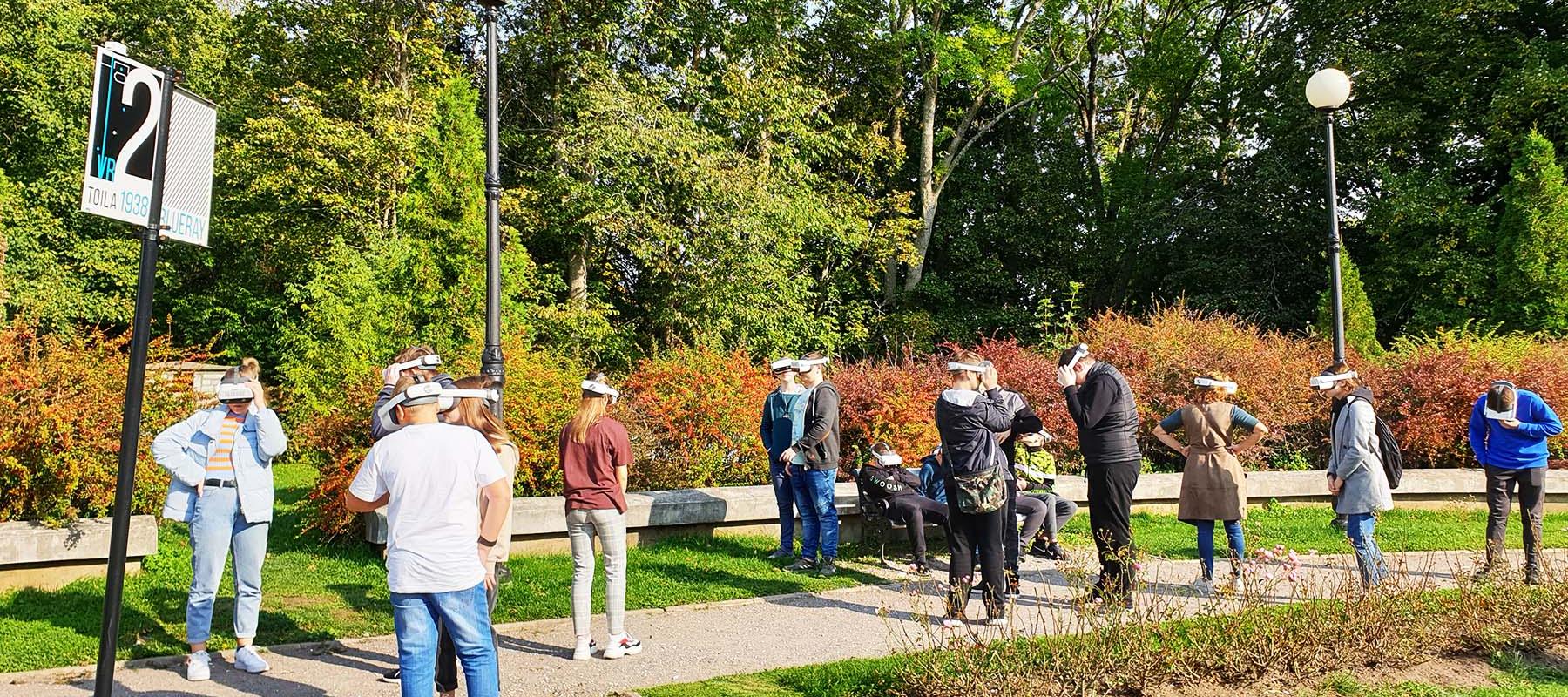 Grupp turiste virtuaalse ajarännaku "VR Toila 1938" teises vaatepunktis