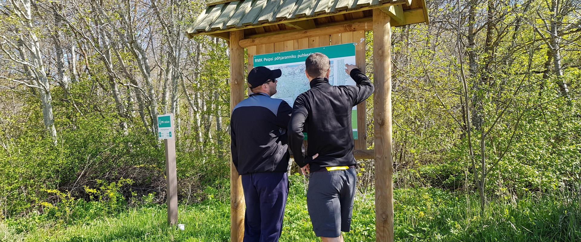 Sinimägedes asuv RMK matkatee infostend