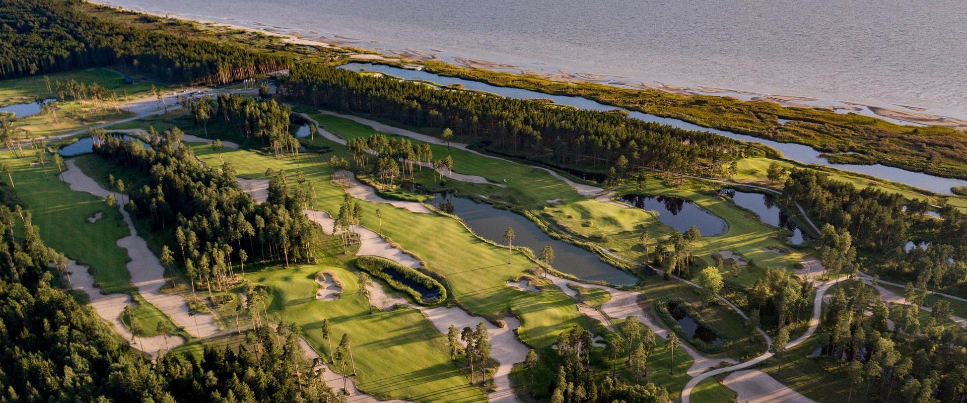 Pärnu Bay Golf Links (eröffnet im Herbst 2015) ist ein vielseitiger Golfkomplex, wo es neben dem Golfplatz mit 18 Spielbahnen auch 5 Bahnen mit Par-3-