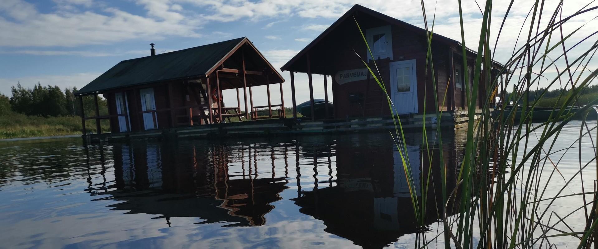 A unique floating house in the middle of the Kalli River is waiting for you – away from civilization and only accessible by water! The floating house 