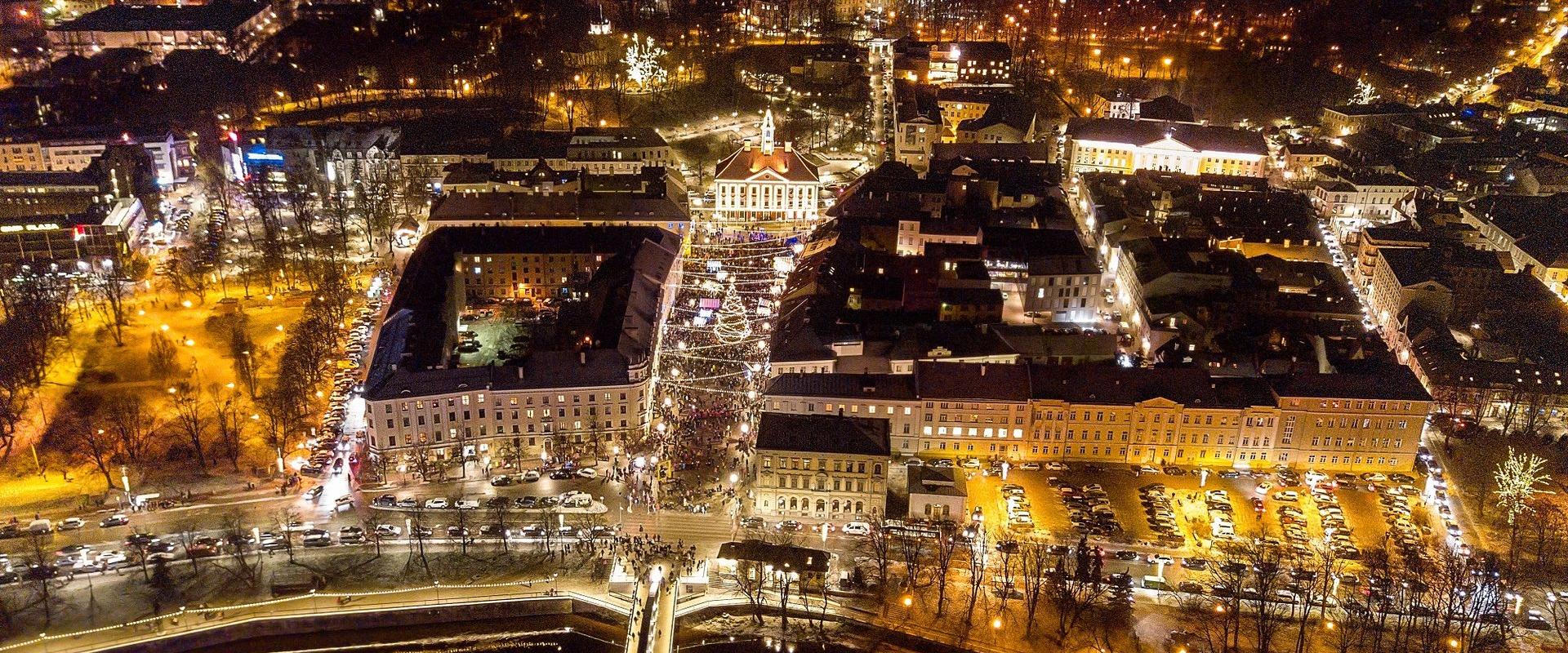 Rathausplatz in Tartu und die Innenstadt in den nächtlichen Lichtern der Stadt