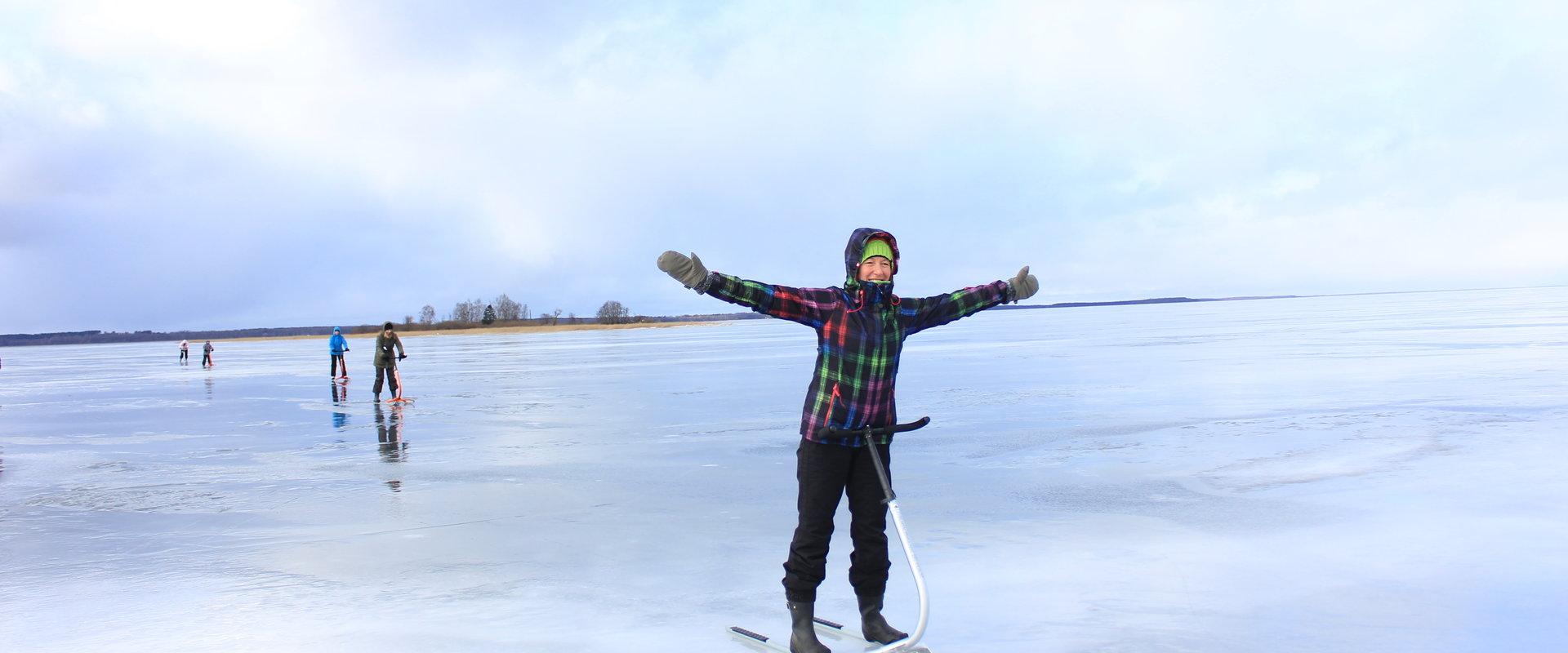 Meitene ar stumjamām ragavām uz Vertsjerves ezera ledus