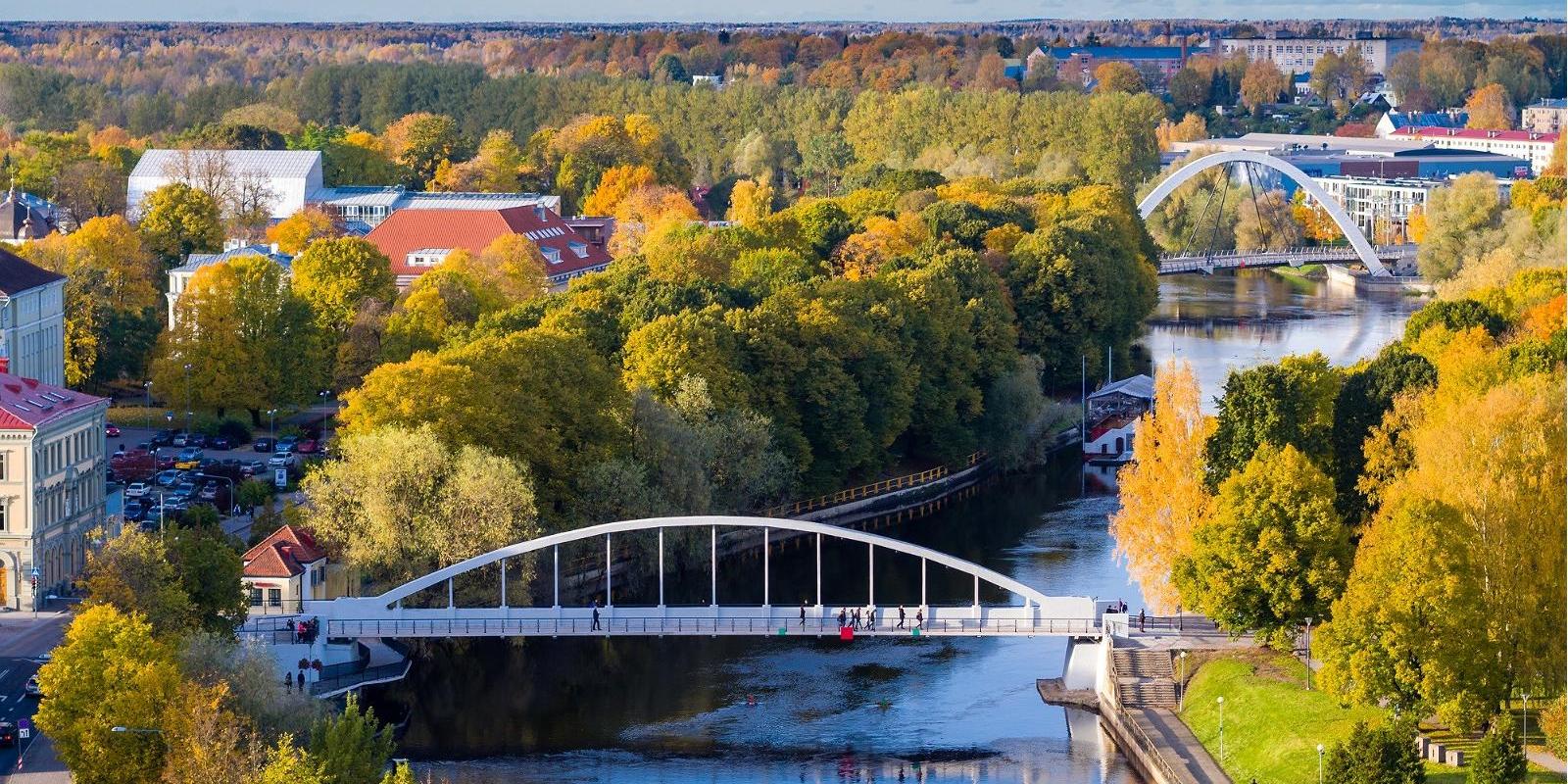 Vabaduse puiestiku park asub Emajõe ääres