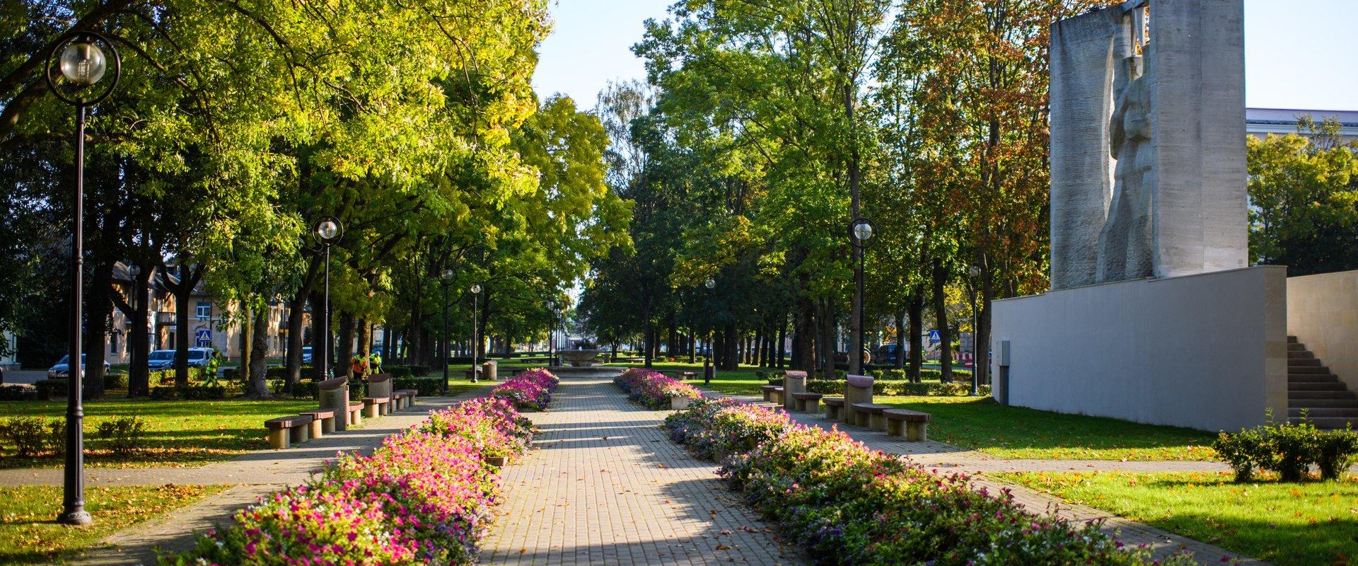 Monumentti ja Kohtla-Järven vehreä keskustapromenadi